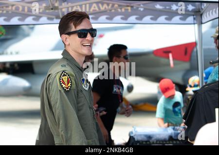 Un pilota F-22 Raptor, assegnato allo Squadrone Fighter 199th, risponde alle domande dei visitatori del Kaneohe Bay Air Show, 12 agosto 2022, alla base del corpo dei Marine Hawaii. Le Hawaii Air National Guard F-22s sono state esposte per il pubblico per vedere durante l'evento di tre giorni. Le performance aeree sono state volate e generate dai membri del team dimostrativo F-22. L'evento si è tenuto per celebrare il rapporto di lunga data dell'esercito con la comunità locale. Foto Stock