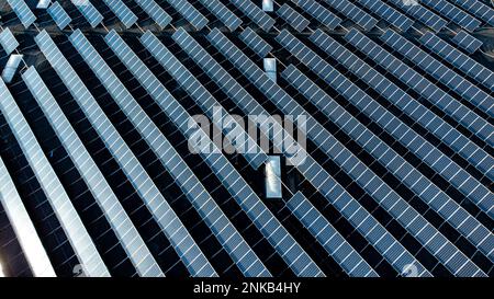 Ampia gamma di pannelli solari impilati su un'azienda agricola in un edificio del magazzino di distribuzione con vista dall'alto verso il basso dall'alto Foto Stock