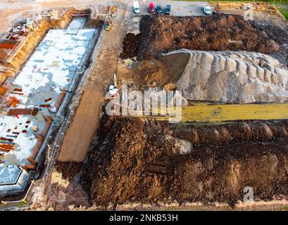 Due nuovi edifici in costruzione, uno quasi finito, e l'altro con fondazioni in cemento colato, vista aerea Foto Stock