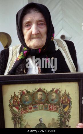 Ritratto di donna anziana nella contea di Suceava, Romania, 1998 Foto Stock