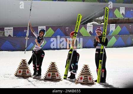 Planica, Slovenia. 23rd Feb, 2023. Al primo posto Katharina Althaus (C) della Germania, al secondo posto Eva Pinkelning (L) dell'Austria e al terzo posto Anna Odine Stroem (R) della Norvegia festeggia sul podio la gara di salto con gli sci femminile HS102 ai Campionati del mondo di sci nordico FIS. Credit: SOPA Images Limited/Alamy Live News Foto Stock