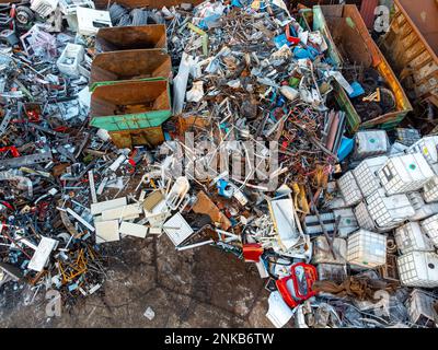 Centro di riciclaggio con diversi tipi di rifiuti e contenitori vuoti vista aerea dall'alto verso il basso Foto Stock