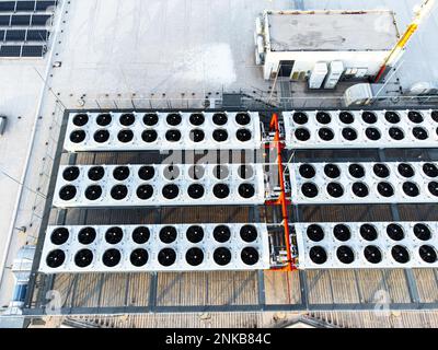 Impianto di climatizzazione industriale nella parte superiore di un edificio, impianto HVAC, vista dall'alto verso il basso dell'antenna Foto Stock