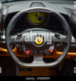Volante e interni Ferrari F8 Tributo Spider. Vista dalla posizione di guida. Katowice, Polonia, 29.10.2019 Foto Stock