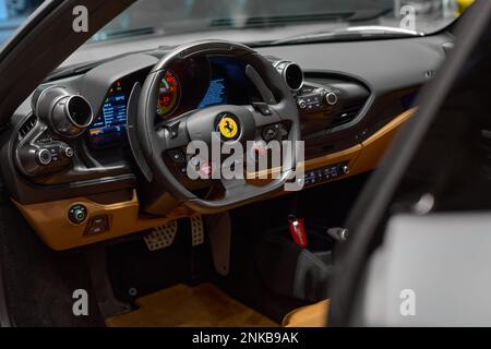 Volante e interni Ferrari F8 Tributo Spider. vista attraverso lo sportello aperto. Katowice, Polonia, 29.10.2019 Foto Stock