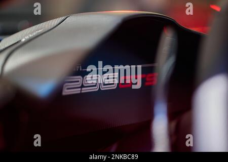 Display principale Ferrari 296 GTS. Katowice, Polonia, 17.10.2022 Foto Stock