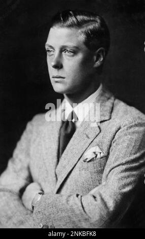 1920 ca. Il principe d'Inghilterra EDOARDO di York ( dopo il principe e duca di Galles e dopo l'abdicazione per Miss Wallis Simpson : duca di WINDSOR ) ( 1894 - 1972 ), dal 1936 re EDOARDO VIII . In questa foto è vestito come l'antico re Giorgio d'Inghilterra . Foto di Campbell Grey , Londra - ROYAL HOUSE - ROYALTY - REALI - nobiltà - nobiltà - colletto - cravatta - cravatta - cravatta - orologio da polso - swatch - pochette - fazzoletto nel taschino - FASHION - moda ---- Archivio GBB Foto Stock