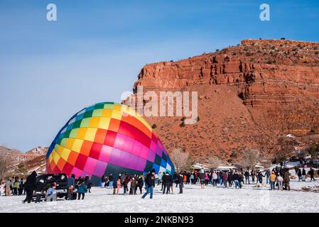 Kanab, Utah, USA - 18 febbraio 2023. L'annuale Balloons and Tunes Festival si svolge la 3rd settimana di febbraio in questo bellissimo paese di roccia rossa. Foto Stock