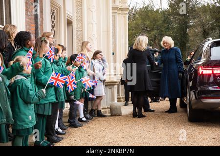 Londra. Regno Unito. 23/02/2023, sua Maestà la Regina Consort durante il primo ingaggio ufficiale di sua Maestà dopo il recupero dal COVID. JCA London Fashion Academy a Boston Manor House. Boston Manor Park. Londra. Regno Unito. Foto Stock