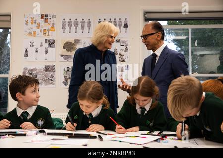 Londra. Regno Unito. 23/02/2023, sua Maestà la Regina Consort durante il primo ingaggio ufficiale di sua Maestà dopo il recupero dal COVID. Incontro con i bambini delle scuole locali con Jimmy Choo OBE alla JCA London Fashion Academy presso la Boston Manor House. Boston Manor Park. Londra. Regno Unito. Foto Stock