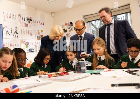 Londra. Regno Unito. 23/02/2023, sua Maestà la Regina Consort durante il primo ingaggio ufficiale di sua Maestà dopo il recupero dal COVID. Incontro con i bambini delle scuole locali con Jimmy Choo OBE e Stephen Smith alla JCA London Fashion Academy presso la Boston Manor House. Boston Manor Park. Londra. Regno Unito. Foto Stock