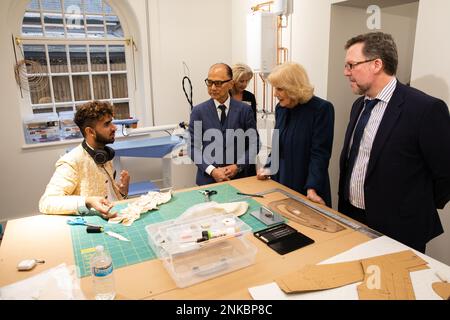 Londra. Regno Unito. 23/02/2023, sua Maestà la Regina Consort durante il primo ingaggio ufficiale di sua Maestà dopo il recupero dal COVID. Incontro con gli studenti con Jimmy Choo OBE e Stephen Smith alla JCA London Fashion Academy presso la Boston Manor House. Boston Manor Park. Londra. Regno Unito. Foto Stock