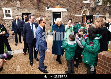 Londra. Regno Unito. 23/02/2023, sua Maestà la Regina Consort durante il primo ingaggio ufficiale di sua Maestà dopo il recupero dal COVID. JCA London Fashion Academy a Boston Manor House. Boston Manor Park. Londra. Regno Unito. Foto Stock