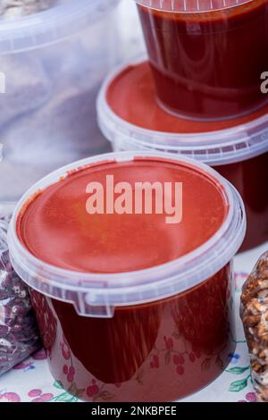 marmellata fatta a mano di rosa. Rosehip in plastica sul mercato. Marmellata senza zucchero. Foto Stock