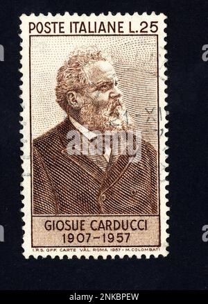 Il poeta italiano Giosuè CARDUCCI ( 1835 - 1907 ) . Post Stamp Timber from italian post service 1957 - POESIA - POESIA - POETA - francobollo commemorativo ---- Archivio GBB Foto Stock