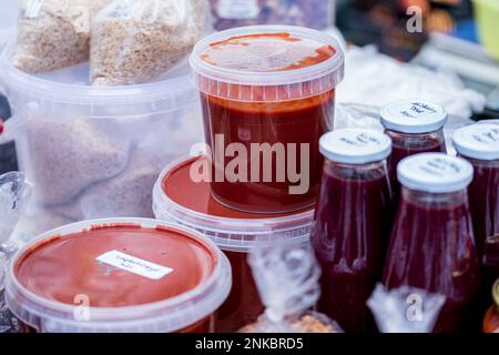 marmellata fatta a mano di rosa. Rosehip in plastica sul mercato. Marmellata senza zucchero. Foto Stock