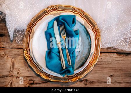 Elegante tavolo dorato e blu con abito da sposa Foto Stock