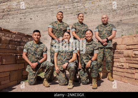 STATI UNITI Marines, che sono anche membri della Nazione Navajo, posa per una foto al Navajo Code Talker Memorial a Window Rock, Ariz., 13 agosto 2022. I Marines si sono incontrati per discutere la loro partecipazione ad una cerimonia per la Giornata Nazionale dei Talkers del Codice Navajo, che è stata osservata ogni 14 agosto dal 1982. I Marini non si erano mai incontrati prima, ma rapidamente trovarono terreno comune attraverso il loro servizio militare condiviso e il patrimonio Navajo. Foto Stock