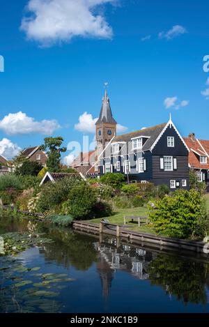 Caratteristica scena villaggio a Westerstraat, Marken Island, Olanda del Nord, Paesi Bassi Foto Stock