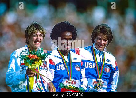 Jackie Joyner-Kersee (USA) vince la medaglia d'oro nell'Heptathlon con la medaglia d'argento Larisa Nikitina (URS) e Jane Frederic (USA) in occasione dei Campionati mondiali di atletica leggera 1987 Foto Stock