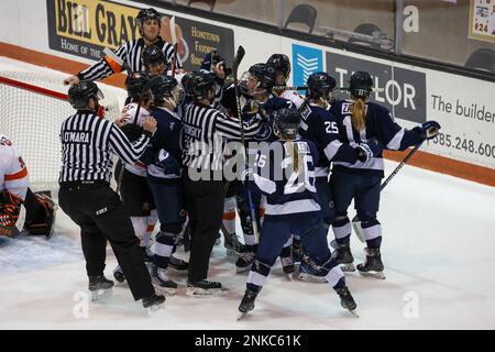 18 febbraio 2023: Le tigri di RIT e i giocatori dei Lions di Nittany dello Stato del Penn lo hanno ruvido nel primo periodo. Il Rochester Institute of Technology Tigers ha ospitato i Penn state Nittany Lions in una partita di hockey NCAA Woman al gene Polisseni Center di Rochester, New York. (Jonathan Tenca/CSM) Foto Stock