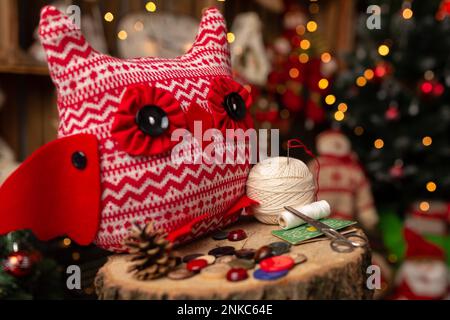 La nonna scaglia un gufo peluche nella disposizione di Natale. In studio Foto Stock