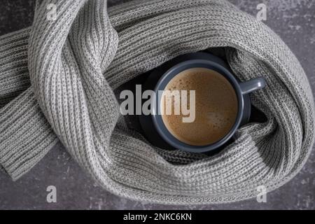 Ancora vita con caffè e sciarpa di Woolen Foto Stock