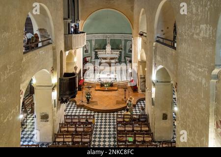 Vence, Francia - 6 agosto 2022: Navata principale e presbiterio di nostra Signora della Natività Cattedrale Notre Dame de la Nativite in Place Clemenceau nella sua Foto Stock