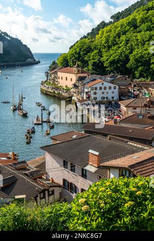 Vista dall'alto della baia di Pasajes in estate, Pasajes San Juan, Gipuzkoa, Spagna Foto Stock