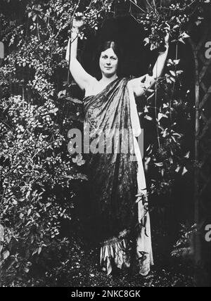 1920 ca. , Francia : la ballerina rivoluzionaria americana ISADORA DUNCAN ( San Francisco 1878 - Nizza , Francia 1927 ) , fondatrice della Danza libera , sposata con il poeta gay russo Sergei Esenin , Amante del regista teatrale Gordon Craig - DANZA - DANZA - ballerina - rivolta - avanguarardia - avanguardie - avangarde - abito greco-romano antico - vestito all'antica greco-romano - DANZA LIBERA - scollatura - decolleté - scollo - SCOLLO - BALLETTO - TEATRO - giardino - scialle - ascelle - Ascella - ascelle ---- Archivio GBB Foto Stock