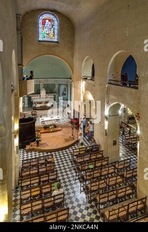 Vence, Francia - 6 agosto 2022: Navata principale e presbiterio di nostra Signora della Natività Cattedrale Notre Dame de la Nativite in Place Clemenceau nella sua Foto Stock