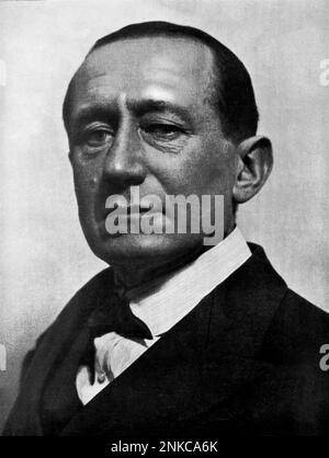 1935 ca. : Il fisico ITALIANO GUGLIELMO MARCONI ( Bologna 1874 - Roma 1937 ) , inventore di apparecchiature radio , Premio NOBEL nel 1909 per fisica - INVENTORE - FISICA - FISICO - RADIO - TELEGRAFO SENZA FILI - inventore - cravatta - SCIENZIATO - SCIENZIATO - ritratto - ritrato - Accademia d'Italia - Accademia Italiana - accademico - FASCISTA - FASCISMO - FASCISMO - FASCISMO - cravatta papillon - colletto - colletto ---- Archivio GBB Foto Stock