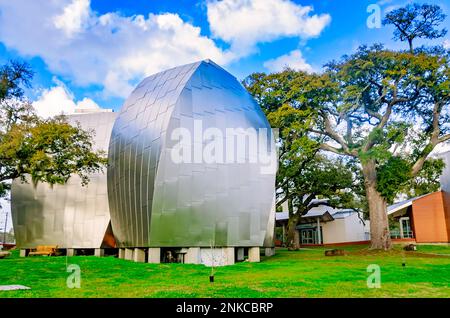 Quattro baccelli in acciaio inossidabile progettati dall'architetto Frank Gehry sono raffigurati al Museo d'Arte OHR-o'Keefe, 22 febbraio 2023, a Biloxi, Mississippi. Foto Stock