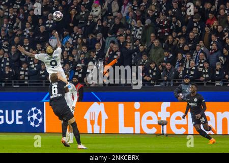 Victor OSIMHEN (SSC Napoli) in aria, Kristijan JAKIC (Eintracht Frankfurt) aiuta, Aurelio BUTA (Eintracht Frankfurt) guarda Foto Stock