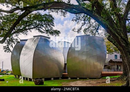 Quattro baccelli in acciaio inossidabile progettati dall'architetto Frank Gehry sono raffigurati al Museo d'Arte OHR-o'Keefe, 22 febbraio 2023, a Biloxi, Mississippi. Foto Stock