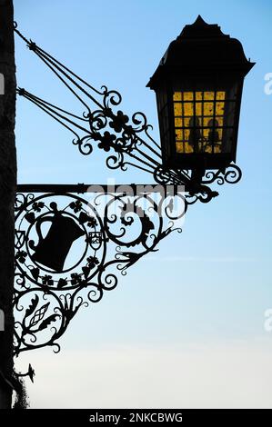 Vecchia locanda in ferro battuto segno come una silhouette sull'edificio del castello, Schlossberg 1, Quedlinburg, Sassonia-Anhalt, Germania Foto Stock