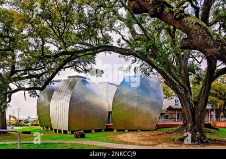 Quattro baccelli in acciaio inossidabile progettati dall'architetto Frank Gehry sono raffigurati al Museo d'Arte OHR-o'Keefe, 22 febbraio 2023, a Biloxi, Mississippi. Foto Stock