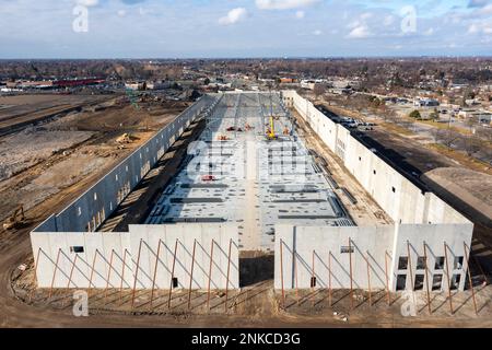 Harper Woods, Michigan, Un enorme sviluppo di e-commerce sta crescendo sul sito dell'ex Eastland Shopping Center, che è chiuso dopo anni Foto Stock