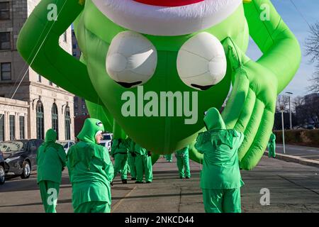 Detroit, Michigan USA, 24 novembre 2022, Kermit The Frog balloon handlers alla sfilata Detroits Thanksgiving Day, ufficialmente Americas Thanksgiving Parade Foto Stock