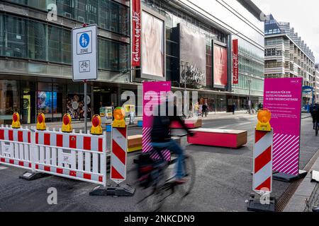 Fahrradstrasse, controverso progetto di traffico di Berlino a Friedrichstrasse, Berlino, Germania Foto Stock