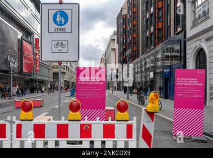 Fahrradstrasse, controverso progetto di traffico di Berlino a Friedrichstrasse, Berlino, Germania Foto Stock