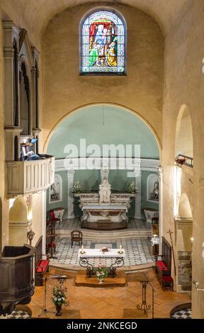 Vence, Francia - 6 agosto 2022: Navata principale e presbiterio di nostra Signora della Natività Cattedrale Notre Dame de la Nativite in Place Clemenceau nella sua Foto Stock