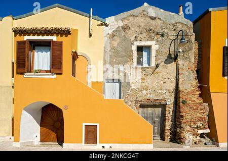 Case colorate nel centro storico, Termoli, Molise, Italia Foto Stock