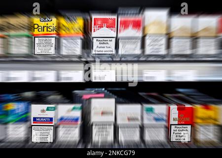Wipe-Clean foto Sales Shelf Parisienne, Marlboro Muratti, sigarette Marocaine Foto Stock