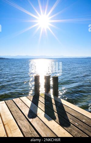 Passerella sul lago Stranberg, nell'alta Baviera, nel distretto di Bad Toelz-Wolfratshausen, Germania Foto Stock