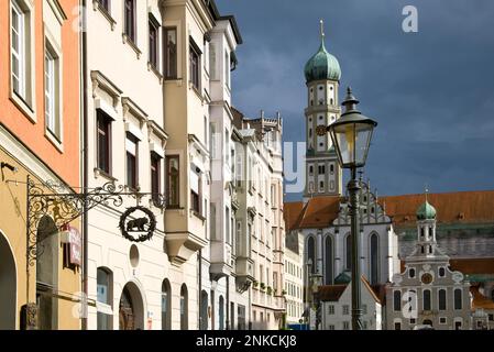 Fila di case in Maximilianstrasse ad Augusta con la Basilica di San Ulrich, Svevia, Baviera, Germania Foto Stock