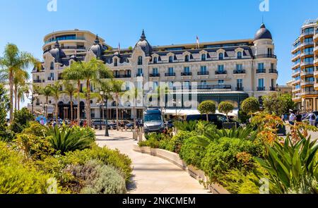 Monaco, Francia - 2 agosto 2022: Hotel de Paris in Place du Casino sulla costa della Costa Azzurra nel quartiere di Monte Carlo del Principato di Monaco Foto Stock