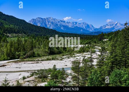 Alle sorgenti dell'Isar tra Vorderriss e Wallgau, vista sui monti Wetterstein, sul distretto di Bad Toelz-Wolfratshausen, Baviera, Germania Foto Stock