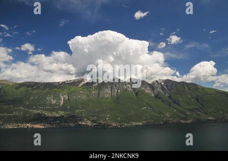 Vista da Pieve della sponda orientale del Lago di Garda e del Monte Baldo, Lago di Garda, Veneto, Italia Foto Stock