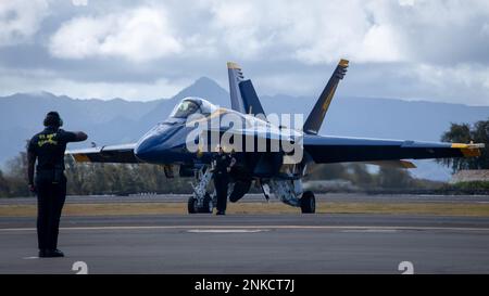 ¬i membri dell'equipaggio di volo Blue Angel preparano i Super Hornets F/A-18 per il decollo come parte del 2022 Kaneohe Bay Air Show, Marine Corps Air Station Kaneohe Bay, Marine Corps base Hawaii, 13 agosto 2022. In qualità di Squadrone dimostrativo di volo della Marina statunitense, i Blue Angels sono composti da sei Super Hornets F/A-18 e da un Hercules C-130J che eseguono attività di aerobica in tutti gli Stati Uniti. Il Kaneohe Bay Air Show, che conteneva spettacoli aerei, mostre statiche, dimostrazioni e venditori, è stato progettato per esprimere l'apprezzamento di MCBH per i residenti delle Hawaii e il loro continuo sostegno agli INS Foto Stock